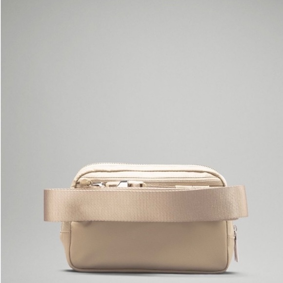 NWT lululemon belt bag trench white logo JUST IN SOLD OUT - Picture 3 of 9